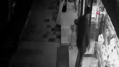 Kuyumcuların kabusu oldular! Anne ve iki oğlunun üzerinden 95 gram altın çıktı