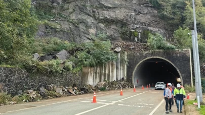 Sarp Sınır Kapısı yolunda heyelan paniği! Araçlar saniyelerle kurtuldu, yol yeniden açıldı