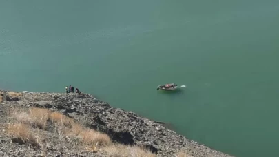 Van'da feci kaza! Baraj gölüne araç uçtu!