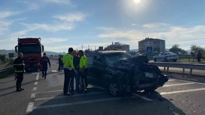 Otomobil traktöre arkadan çarptı: 2 kişi hastaneye kaldırıldı