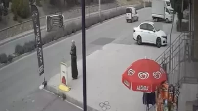 Elazığ’da aracın yan yattığı kaza kamerada