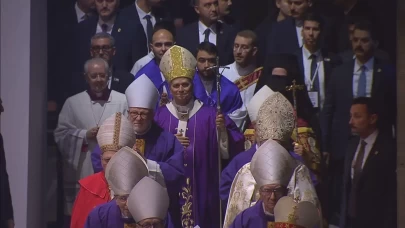 Papa 14. Leo İstanbul’da 4 bin kişilik ayini yönetti