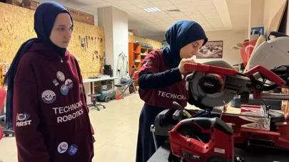 Kız öğrenciler, geliştirdikleri projelerle imam hatip geleneğini teknolojiyle buluşturuyor
