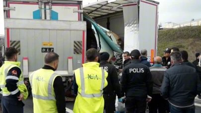 Kuzey Marmara Otoyolu’nda feci kaza: Tır geri geri giderken kamyonet çarptı, 1 ölü 1 yaralı