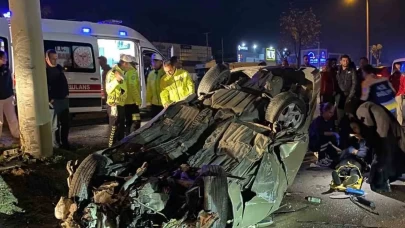 Önce refüje, sonra direğe çarptı: 1 yaralı