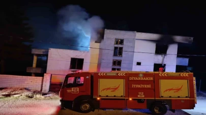 Silvan’da boş ev alevlere teslim oldu: Kullanılamaz hale geldi