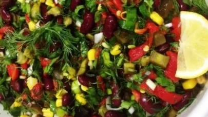 Nar taneleriyle değişen salata! Deneyen bağımlısı oluyor