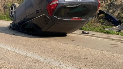 Bursa’da virajı alamayan otomobil kayalara çarptı: 2 yaralı