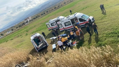 Salihli’de otomobil tarlaya savruldu: 1’i bebek 5 kişi yaralandı