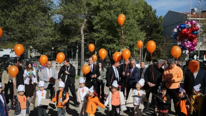 Gökyüzüne umut balonları uçurdular