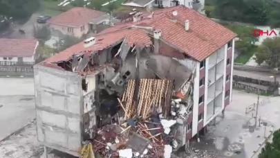 Sındırgı'da deprem sonrası yüksek katlı binalara traşlama ve kat düşürme işlemi başlatıldı!