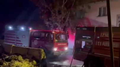 İzmir’de atık yığınında çıkan yangın kamyonete sıçradı: 1 araç tamamen yandı