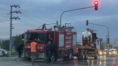 Sakarya'da itfaiye aracı devrildi: 2 personel yaralandı
