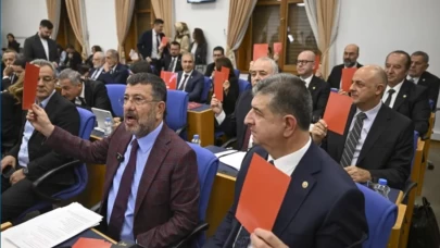 Piknik tüpüyle komik duruma düşen CHP akıllanmadı! Kırmızı kart protestosuna olay cevap!