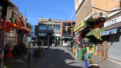 Karşılıklı turşu dükkanı işleten çiftin hikayesi "Neşeli Günler" filmini hatırlatıyor