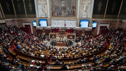 Fransa'da emeklilik yaşında sürpriz gelişme: Reform 2028'e kadar askıya alındı!