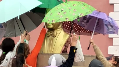 Öğrenciler yağmur altında Atatürk büstünü şemsiyeyle korudu