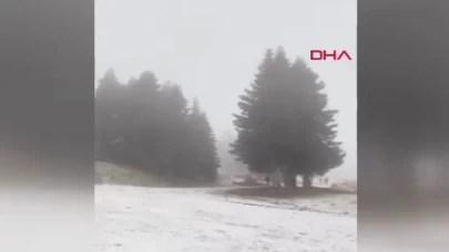 Uludağ’da mevsimin ilk karı yağdı: Sıcaklık 2 dereceye düştü