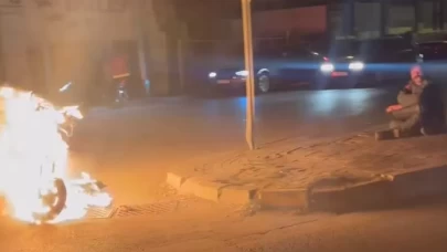 Denizli’de şaşkına çeviren olay: Arızalanan motosikletini yol ortasında ateşe verdi!