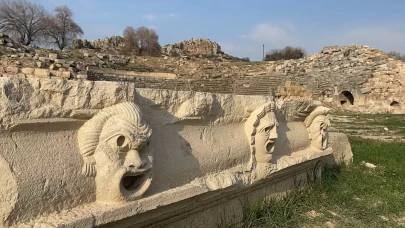 Antik tiyatro kazılarda yeni masklar ortaya çıkarıldı