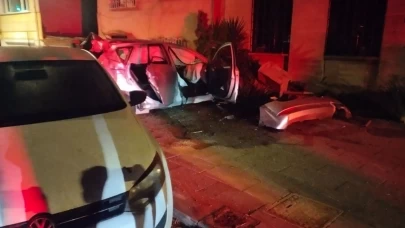 Üsküdar’da feci gece: Direksiyon hakimiyetini kaybeden sürücü duvara böyle çarptı!