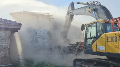 Balıkesir Sındırgı'da depremden hasar gören evler yıkıldı