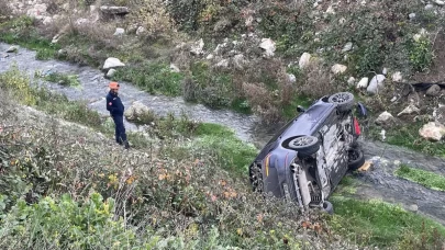 Bolu'da dereye devrilen otomobildeki 2 kişi yaralandı