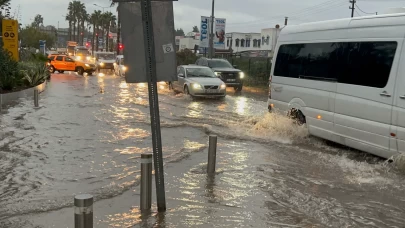 Bodrum'u sağanak vurdu: 1 evi su bastı, yollar göle döndü!