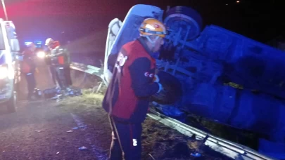 Elazığ'da bariyerlere çarpan kamyon devrildi: 1 yaralı