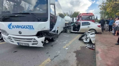 Akyazı’da işçi servisi otomobille kafa kafaya çarpıştı!