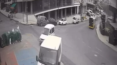 Beylikdüzü’nde fren boşaldı: Geriye kayan araç park halindeki otomobile çarptı