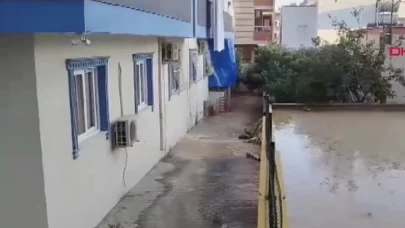 Mersin’de içme suyu borusu patladı: Site duvarı çöktü, araçlar zarar gördü