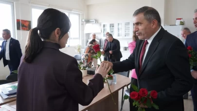 24 Kasım’da Öğretmenlere Gül ve Teşekkür: MHP Samsun’dan Anlamlı Ziyaret
