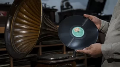 Taş plaklarla Türkiye’nin müzik hafızasını yaşatıyor