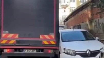 Dar sokakta skandal manevra: Geçemeyen kamyon park halindeki araçlara çarpa çarpa ilerledi