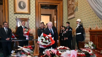 Atatürk’ün Dolmabahçe’deki yatağına çiçek bıraktı