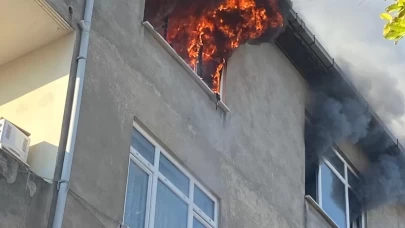 Kartepe'de korkutan yangın: 4 katlı binanın en üst katı alevlere teslim oldu