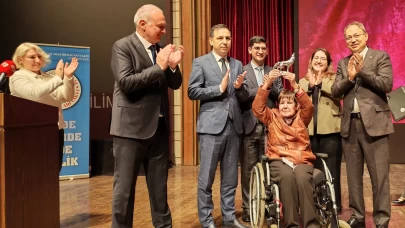 Türk Dünyası Turan Yazgan Büyük Ödülü Prof. Dr. Gülçin Çandarlıoğlu’na verildi