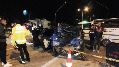 TIR kırmızı ışıkta bekleyen otomobile çarptı, 1 ölü 3 yaralı