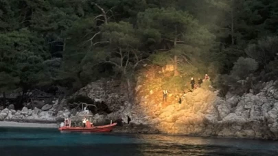 Muğla’da kayalıklarda mahsur kalan 15’i çocuk 21 kaçak göçmen kurtarıldı
