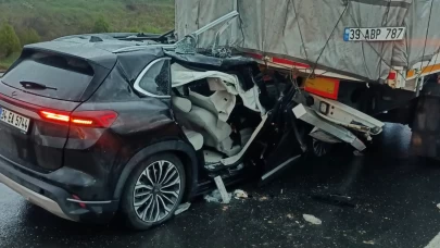 Edirne’de otomobil TIR’a çarptı: 2’si ağır, 3 yaralı