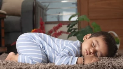 Bebeklerin popo havada uyuma alışkanlığının gizli faydaları