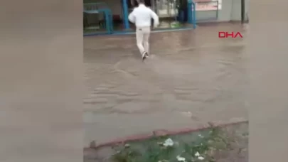Adana’da sağanak yağış hayatı felç etti