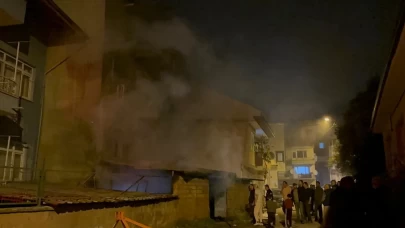 İznik’te 3 katlı binanın deposunda çıkan yangın traktör ve tarım malzemeleri küle döndü