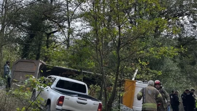 Toprak yolda direksiyon hakimiyetini kaybeden kamyon devrilerek yan yattı