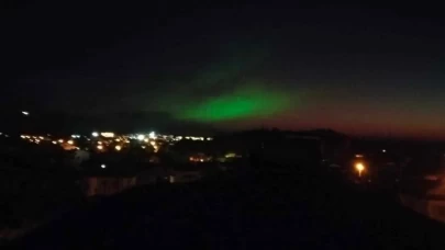 Mor ve yeşil ışıklar gökyüzünü renklendirdi
