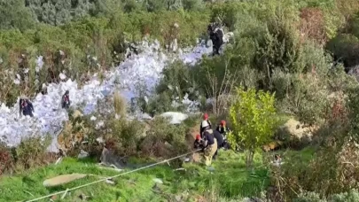 Bursa’da kağıt yüklü kamyon uçuruma yuvarlandı: 2 ölü