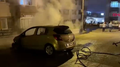 Karabük’te park halindeki otomobil alev aldı: Araç kullanılamaz hale geldi