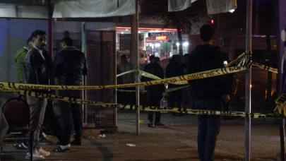 Baba ve oğlu bıçakla yaralandı