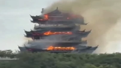 Çin’de ziyaretçi hatası 1500 yıllık tapınakta yangın çıkardı